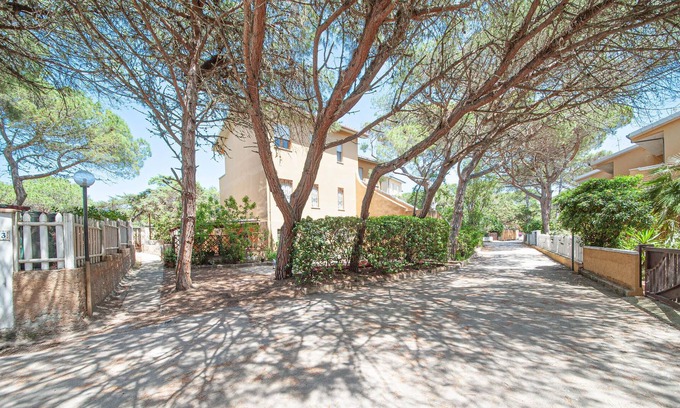 Centro Commerciale Apartment | Bright apartment with shared outdoor pool, just a few steps from the sandy beach.