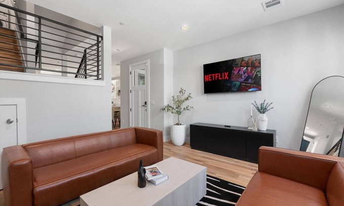 University Hills and Windsor Park House | Bright Austin Home Mins to Downtown, Franklin BBQ & Live Music!
