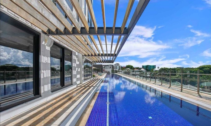 Spring Hill Apartment | Bright Brisbane CBD resort-style escape