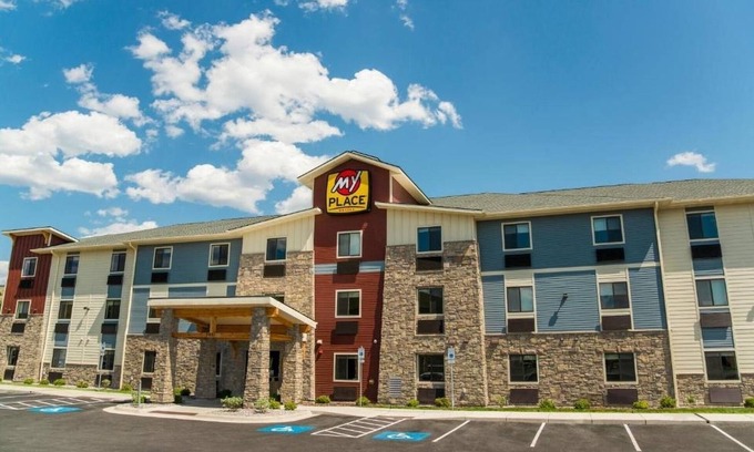 Midland Hotel | Bright, Clean Room w/Kitchen – Ideal for Work or Getaways!