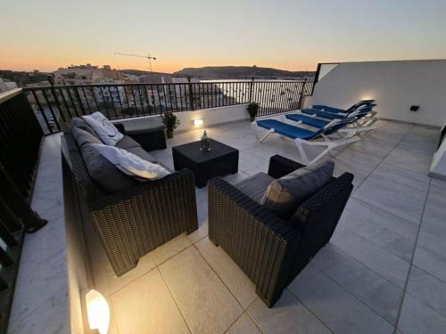 Għadira Apartment | Bright Coastal Penthouse with Huge Terrace Overlooking the Sea- Ghadira Mellieha