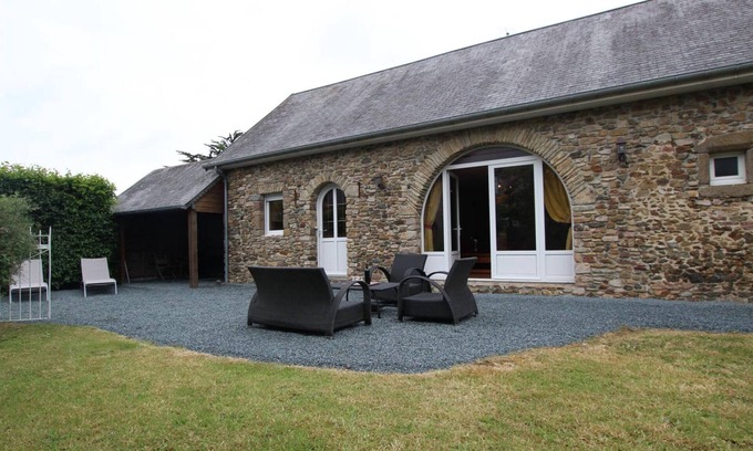 Montsurvent Cottage | Bright country house with pets allowed near beaches