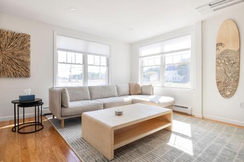 Scarborough House | Bright & Cozy 3BR Home by Pine Point Beach