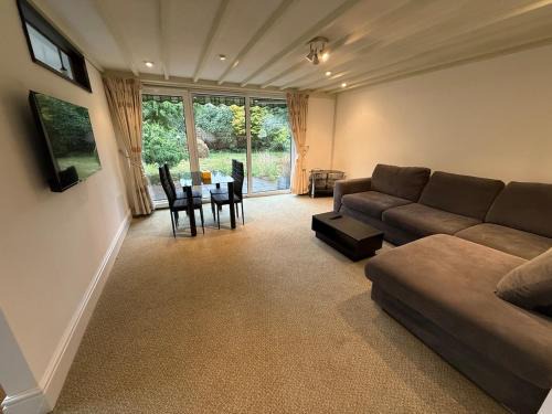 Edwalton House | Bright & Cozy Countryside Bungalow