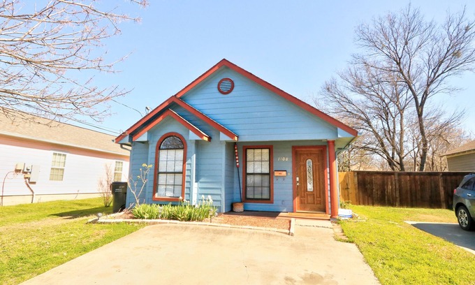 Plano House | Bright & Cozy Retreat in the Heart of Plano downtown Private Stay w backyard