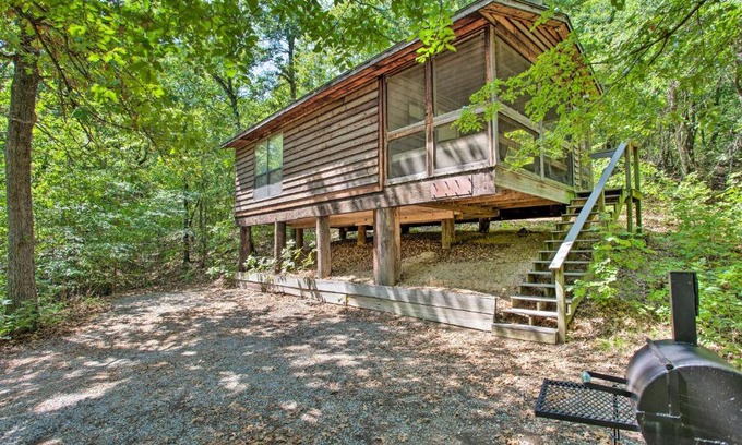 Davis Apartment | Bright Davis Escape with Screened-In Porch!