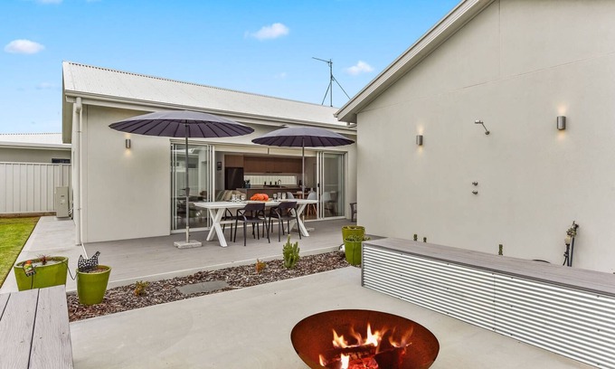 Waterhouse House | Bright & Easy- Pet Friendly Outside 7 Cobb n Co Way Robe
