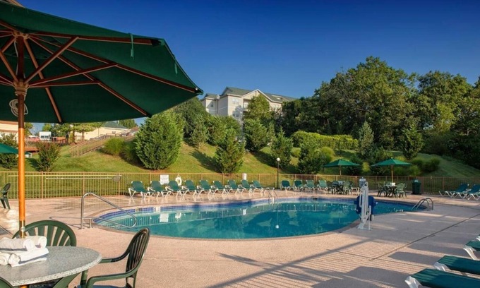 Branson Hotel | Bright Escape w/Mountain Feel – 5 Mins to Ripley’s & Branson Strip | 3 Units