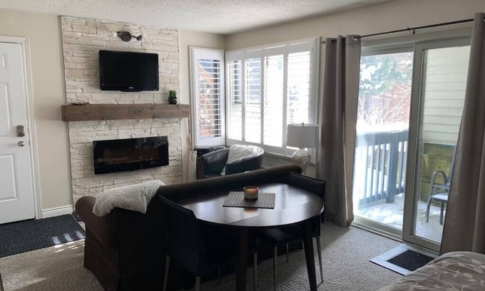 The Blue Mountains Apartment | Bright Hillside Studio Condo w/Mountain View, Full Kitchen & Private Patio