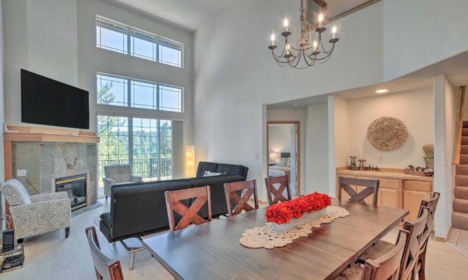 Klamath Falls House | Bright Klamath Falls Townhome with Resort Perks