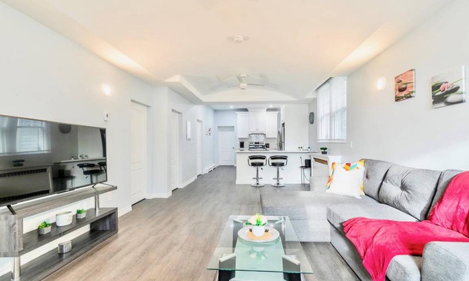 Kirkendall North Apartment | Bright & Modern 2BR Apartment with Netflix!