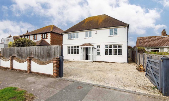 East Wittering House | Bright & Modern 4 br House 100 metres from Beach!