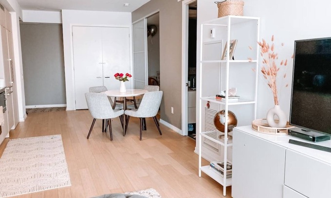 Junction Triangle Condo | Bright modern condo, steps from Bloor & Lansdowne