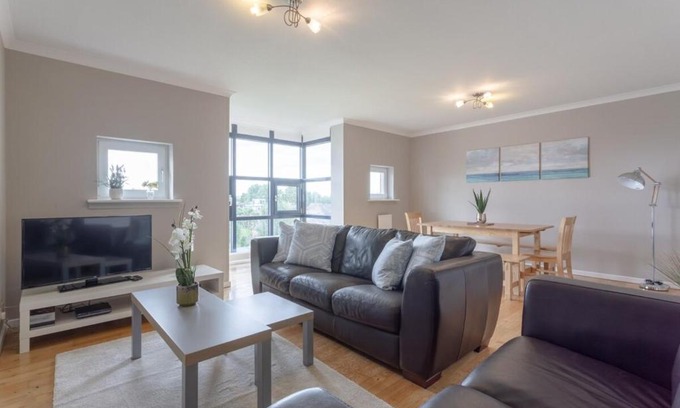 Surrey Docks Apartment | Bright Modern One-Bed with Stunning View of Thames