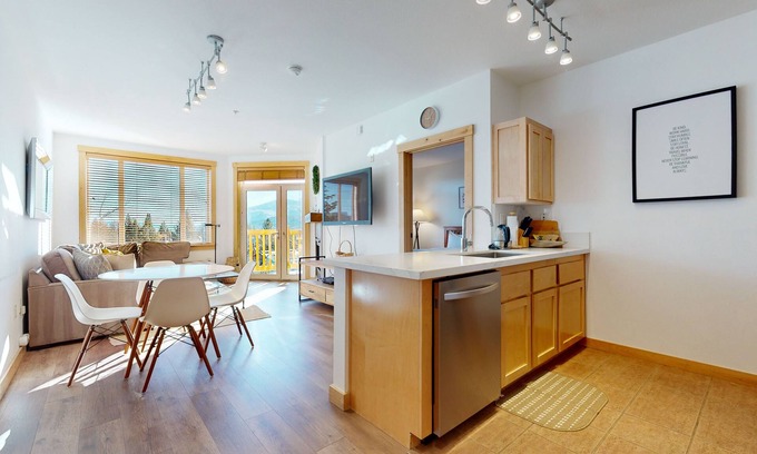 Mammoth Lakes Condo | Bright & Remodeled. Balcony, Great Views, Quiet Location. Pool On-site