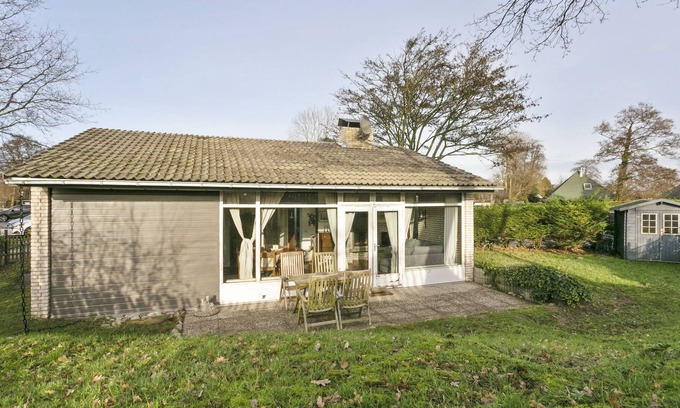 Ouddorp House | Bright rustic furnished holiday home with natural garden