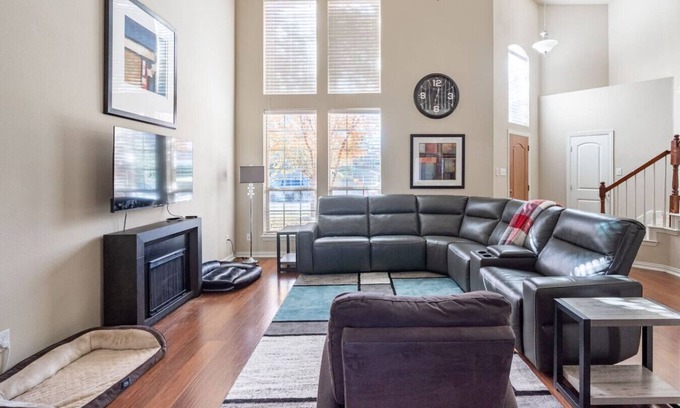 Irving House | Bright & Spacious 3 Bedroom Townhome, Minutes from DFW Airport