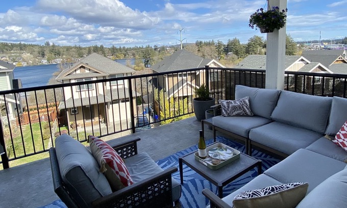 Langford House | Bright, spacious, central Lakeview home