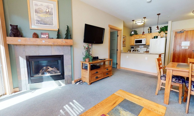 Mammoth Lakes Condo | Bright, Spacious, Mtn Modern! Quiet Location near Biking Trails, Pool On-site