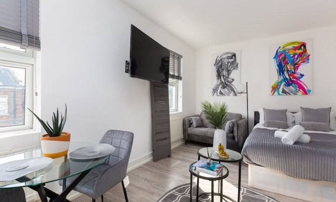Harrow Road Apartment | Bright Studio Near Maida Vale, great connection to Central London