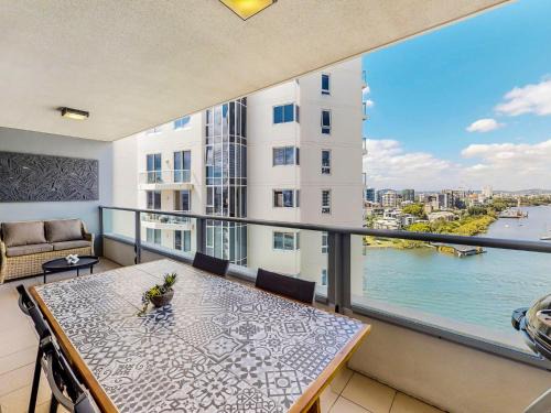 Brisbane Central Business District Apartment | Brisbane City Luxury Riverfront Apartments