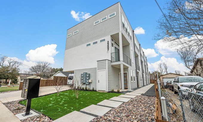 Dallas House | BRs w/Ensuite Baths l Pet-Friendly l Central Loc