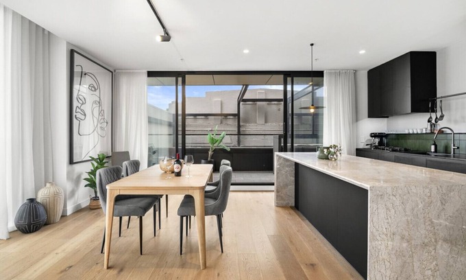 Brunswick Apartment | Brunswick's Best - Modern Oasis