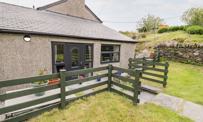 Tanygrisiau Cottage | BRYN ALUN, character holiday cottage, with open fire in Tanygrisiau