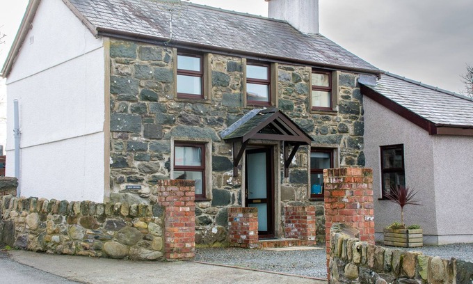 Dinas Cottage | Bryn Bethel - sleeps 6 guests in 3 bedrooms