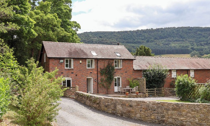 Trevor Cottage | BRYN HOWELL STABLES, pet friendly, with open fire in Llangollen