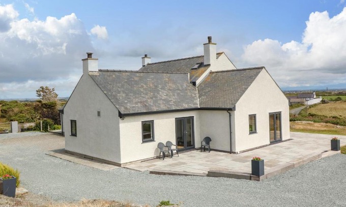 Holyhead House | Bryn Meilw