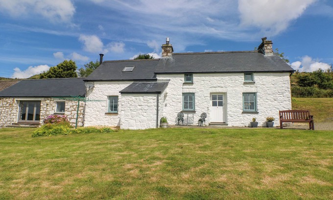 Pontfaen Cottage | BRYN NANTE, pet friendly, with open fire in Maenclochog