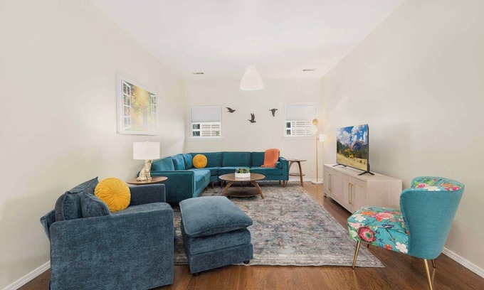 Farmington House | Bubbly Blue-Monthly Rental-3 Mi to UofA & Downtown