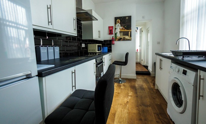 Stoke-on-Trent Apartment | Bucknall Lodge Family Room 4 Hanley