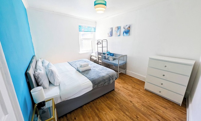 Fulwell and Hampton Hill Apartment | Budget 2BDR apartment 6PPL pets