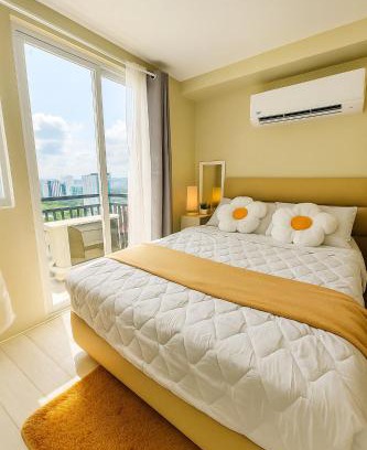 Cebu Apartment | Budget Condo near Ayala Mall Cebu & IT Park - Sea and City View with Balcony