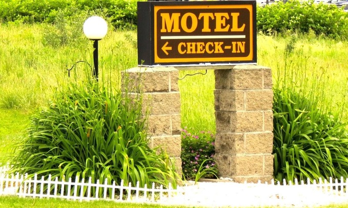 Waterville Hotel | Budget Host Airport Inn