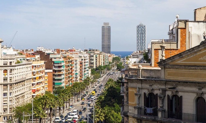 el Fort Pienc Apartment | Building perfect for big groups! Single beds and rooftop terrace!