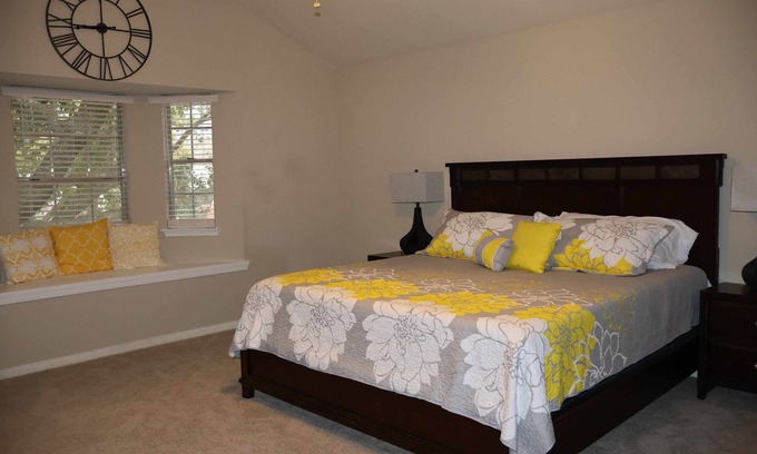 Atascocita House | Bumblebee Décor, 4 King Beds, near Bush/IAH Airport