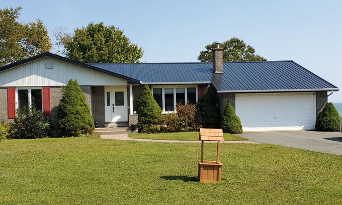 Saint John House | Bungalow on The Bay 3 Bedrooms 2 Bathroom. Sleeps 8