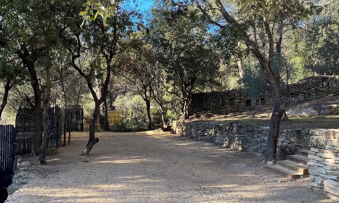 Pourrieres House | Bungalow Provençal with Garden & Pétanque, in the heart of Pourrières" (in French)
