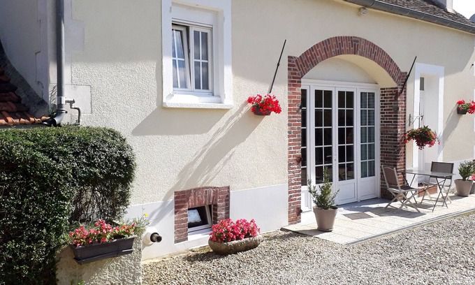 Cheny House | Burgundy farmhouse for 2