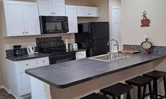 Burlington Apartment | Burlington Getaway blocks from downtown, Echo Lake, min's frm Lake Geneva & Milw