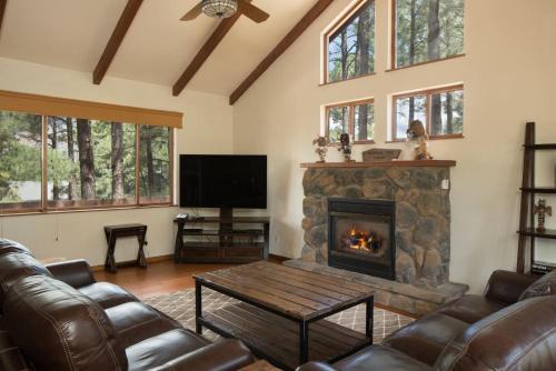 Flagstaff Villa | Burning Tree Lodge - Forest Views Fire Pit AC Pet and Family Friendly