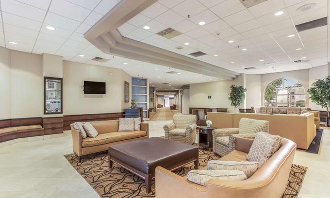 New Hartford Hotel | Burrstone Inn Ascend Hotel Collection