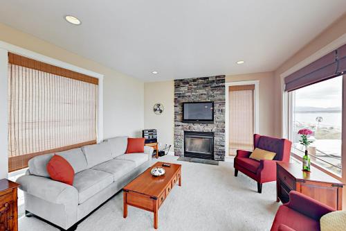 Freeland House | Bush Point Bliss