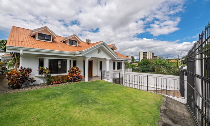 Escazu House | Business & Family Stay Spacious 5-bedroom house in Escazú with WiFi, AC