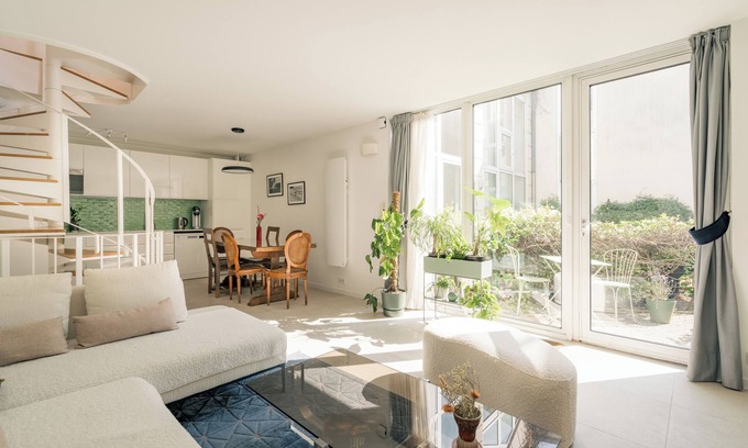19th Arrondissement House | Buttes Chaumont Maisonnette, by Veeve