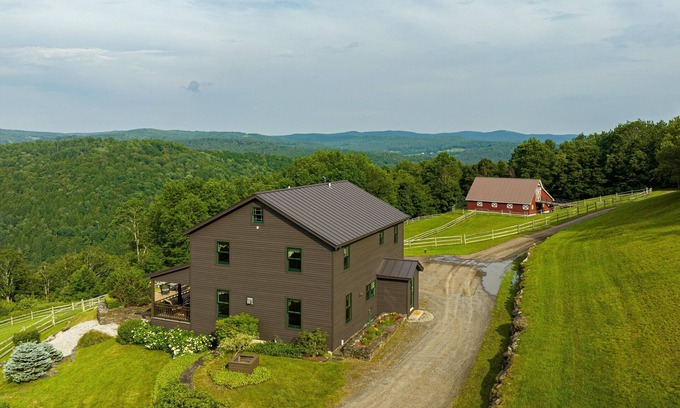 Chelsea House | Button Up Farm - Wonderful 4+ bedroom house in Chelsea RELAX. PEEP. REPEAT.