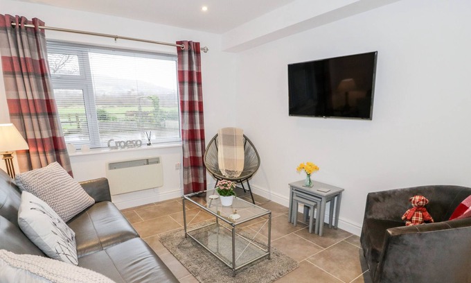 Brynrefail Cottage | BWTHYN CAE HOB COTTAGE, with a garden in Llanberis